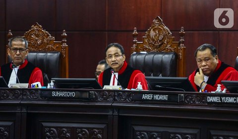 Mendengar protes dari ketua KPU, Ketua Hakim Konstitusi Suhartoyo memastikan akan mencatat keberatan sebagai pihak terkait.<br>