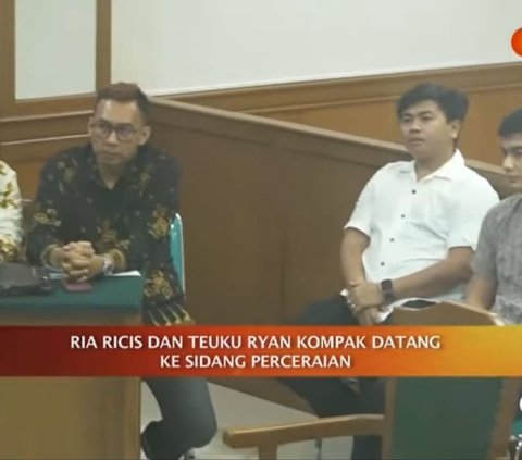 Momen Ria Ricis Cium Tangan Teuku Ryan Sebelum Sidang Cerai, Ekspresi Sang Suami Disorot