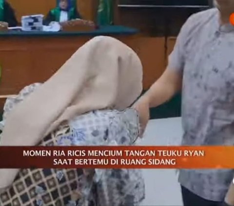 Momen Ria Ricis Cium Tangan Teuku Ryan Sebelum Sidang Cerai, Ekspresi Sang Suami Disorot