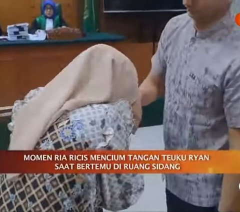 Momen Ria Ricis Cium Tangan Teuku Ryan Sebelum Sidang Cerai, Ekspresi Sang Suami Disorot