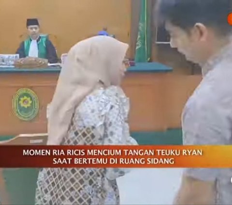 Momen Ria Ricis Cium Tangan Teuku Ryan Sebelum Sidang Cerai, Ekspresi Sang Suami Disorot