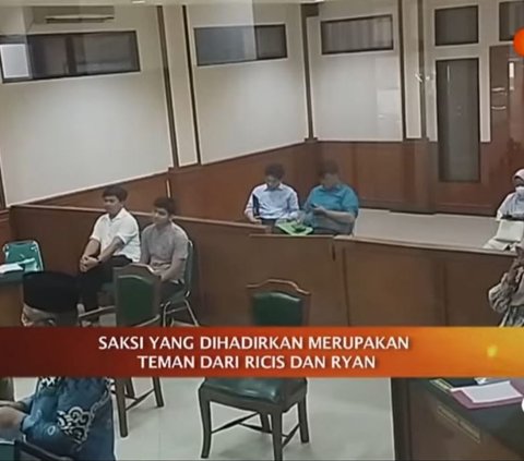 Momen Ria Ricis Cium Tangan Teuku Ryan Sebelum Sidang Cerai, Ekspresi Sang Suami Disorot