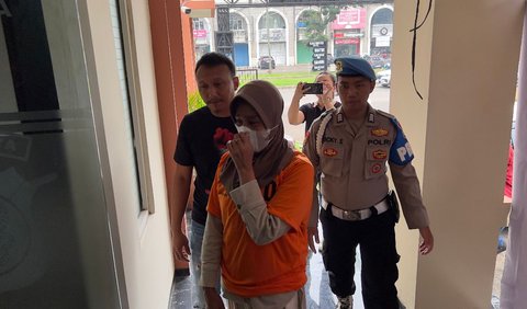 Sementara itu, Kanit Reskrim Polsek Kelapa Dua, AKP Pardiman mengungkapkan senjata tajam berbahan dasar besi stainles itu dibeli pelaku langsung di wilayah Bogor, Jawa Barat.