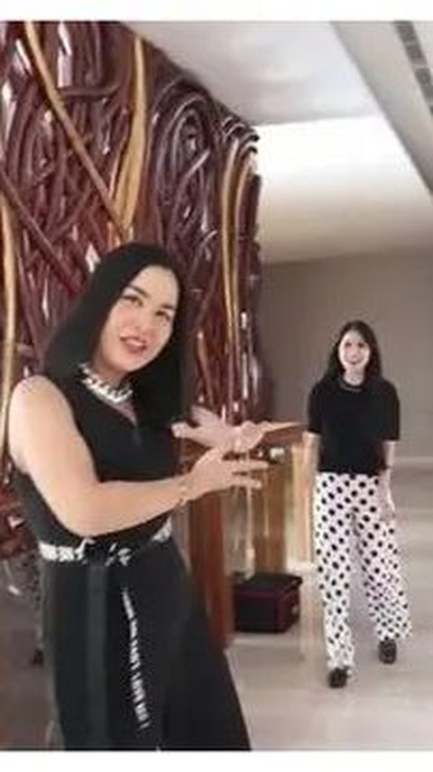 Lobby rumah Sandra Dewi membuat Melaney Ricardo terkesan.