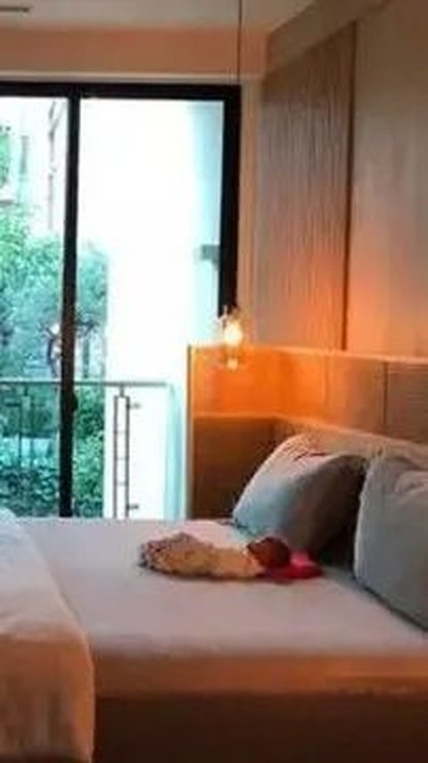 Kamar utama Sandra Dewi dan suaminya terlihat minimalis dengan balkon.