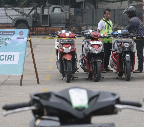 FOTO: Dishub DKI Jakarta Siapkan Armada Truk Pengangkut Motor untuk Mudik Gratis 2024