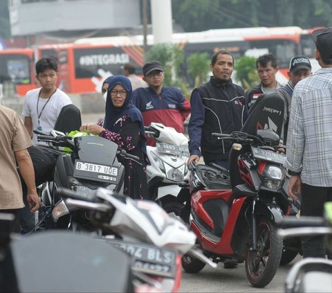 Kepala Dishub DKI  perkirakan sekitar 18.760 warga mengikuti mudik gratis yang diselenggarakan Pemprov DKI pada momen Lebaran Idulfitri 2024  dan menyediakan mobil truk untuk angkut motor pemudik. Foto: merdeka.com / Imam Buhori<br>