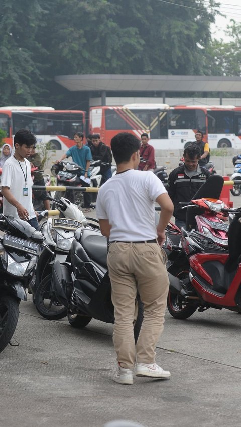 Deretan sepeda motor pemudik saat menunggu diperiksa petugas sebelum dilakukan penempelan stiker nomor urut di Terminal Pulogadung, Jakarta, Selasa (2/4/2024). Foto: merdeka.com / Imam Buhori