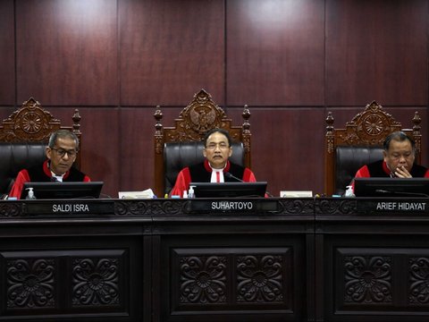 Allegedly Sleeping During the 2024 Presidential Election Dispute Hearing, Chairman of KPU and Chairman of Bawaslu Reprimanded by Chairman of MK