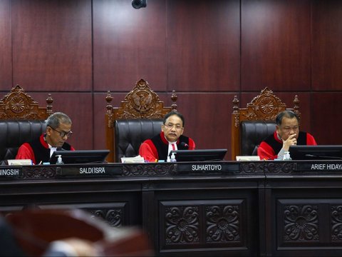 Allegedly Sleeping During the 2024 Presidential Election Dispute Hearing, Chairman of KPU and Chairman of Bawaslu Reprimanded by Chairman of MK