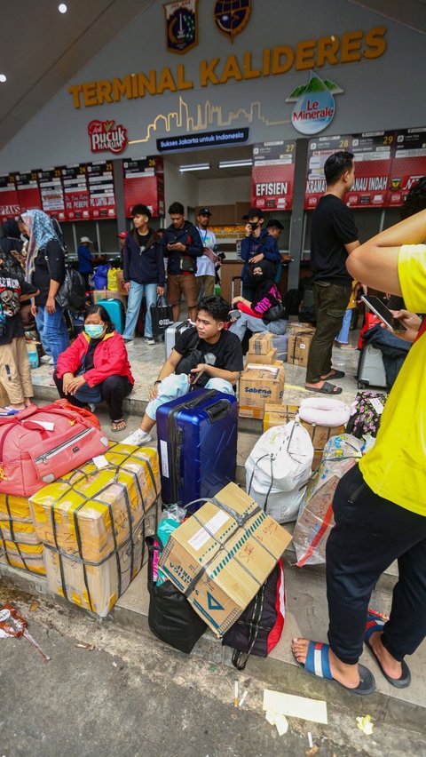 FOTO: Mudik Lebih Awal untuk Hindari Macet, Calon Penumpang Mulai Memadati Terminal Kalideres<br>