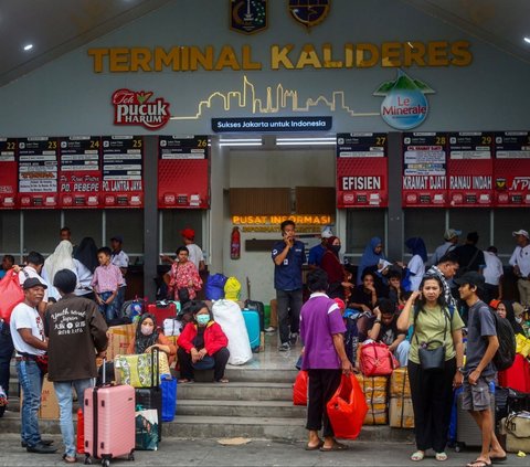 FOTO: Mudik Lebih Awal untuk Hindari Macet, Calon Penumpang Mulai Memadati Terminal Kalideres
