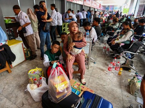 FOTO: Mudik Lebih Awal untuk Hindari Macet, Calon Penumpang Mulai Memadati Terminal Kalideres
