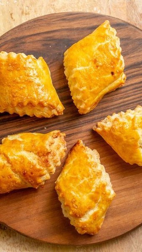 Mudah, kan? Meskipun terlihat susah, membuat puff pastry yang sempurna ternyata sangat gampang. Jadi tunggu apa lagi? Yuk cobain resepnya untuk camilan para tamu saat lebaran nanti!