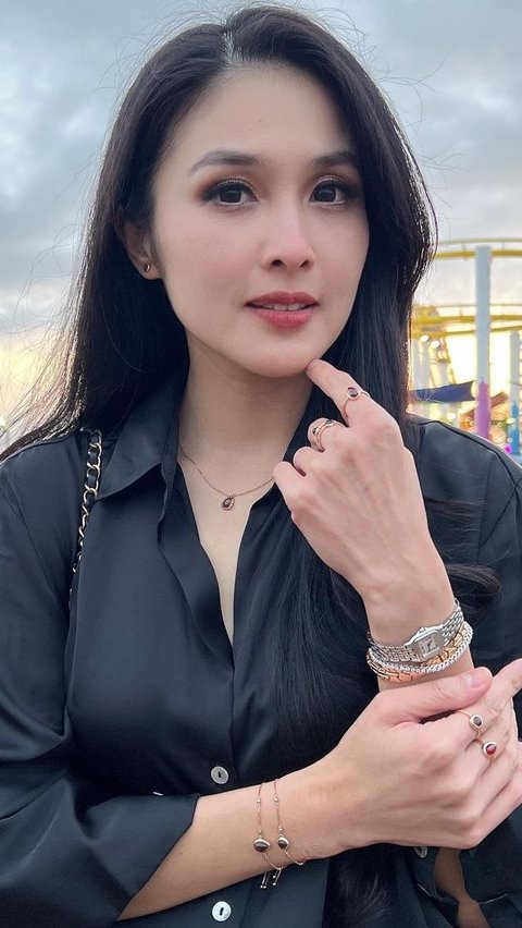 Potret Penuh Gaya Sandra Dewi Promosikan Brand Perhiasan Miliknya