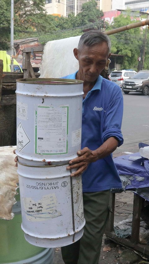 Seorang pedagang bedug di kawasan Tanah Abang mengungkapkan bahwa dia mendapatkan pesanan sebanyak 100 bedug. Liputan6.com/Herman Zakharia