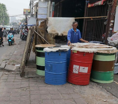 FOTO: Geliat Penjual Bedug Banjir Pesanan Jelang Malam Takbiran