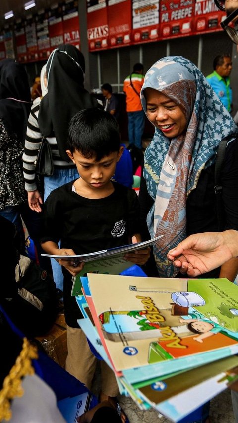 FOTO: Kemendikbudristek Ajak Anak-Anak Membaca Buku untuk Mengurangi Bosan Saat Menunggu Bus di Terminal<br>