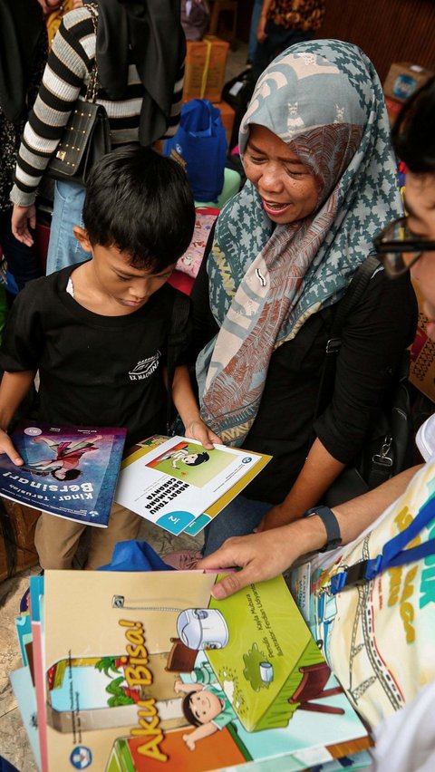 Rasa penat dan bosan di perjalanan mudik dapat terobati dengan buku bacaan tersebut. Foto: Liputan6.com / Angga Yuniar