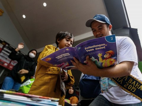 FOTO: Kemendikbudristek Ajak Anak-Anak Membaca Buku untuk Mengurangi Bosan Saat Menunggu Bus di Terminal