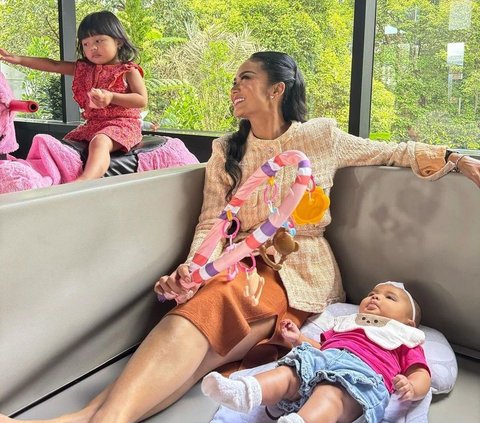Potret Kris Dayanti Momong Cucu-cucunya Sepulang Kerja, Ekspresi Lucu Baby Azura Bikin Salfok