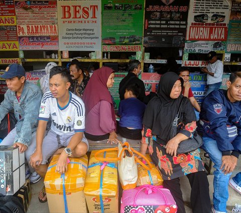 Pada H-8 Lebaran, sejumlah pemudik mulai memadati terminal-terminal di Jakarta dan sekitarnya. Salah satunya adalah Terminal Bayangan Pondok Pinang, Jakarta Selatan, Selasa (2/4/2024). Merdeka.com/Arie Basuki