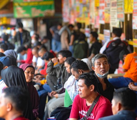 FOTO: H-8 Lebaran, Warga Ramai-Ramai Mudik Lebih Awal untuk Hindari Kemacetan dan Tiket Mahal