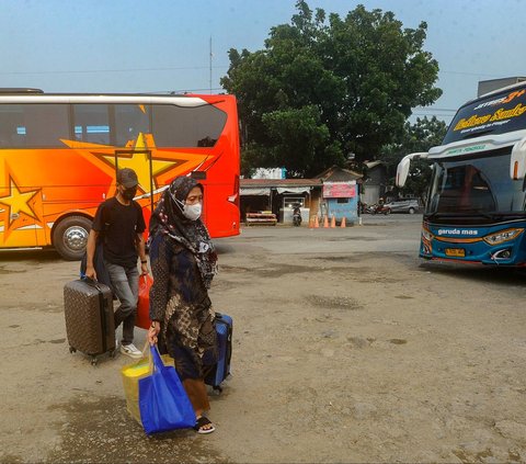 FOTO: H-8 Lebaran, Warga Ramai-Ramai Mudik Lebih Awal untuk Hindari Kemacetan dan Tiket Mahal