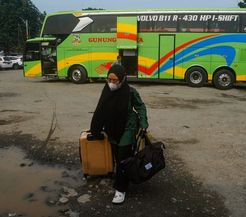 FOTO: H-8 Lebaran, Warga Ramai-Ramai Mudik Lebih Awal untuk Hindari Kemacetan dan Tiket Mahal