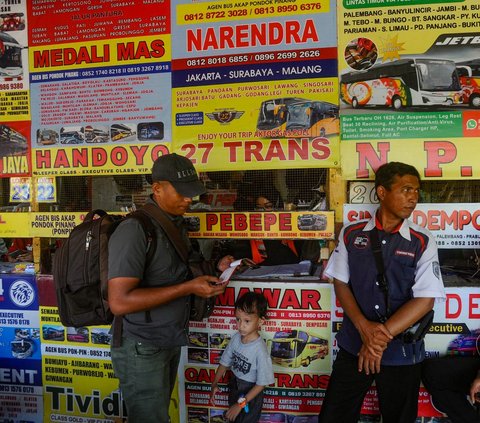 FOTO: H-8 Lebaran, Warga Ramai-Ramai Mudik Lebih Awal untuk Hindari Kemacetan dan Tiket Mahal