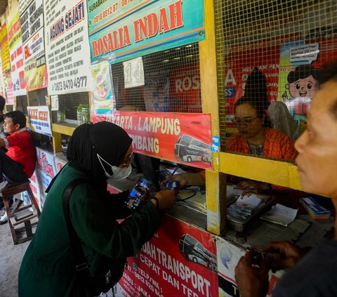 FOTO: H-8 Lebaran, Warga Ramai-Ramai Mudik Lebih Awal untuk Hindari Kemacetan dan Tiket Mahal