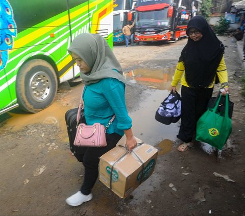 FOTO: H-8 Lebaran, Warga Ramai-Ramai Mudik Lebih Awal untuk Hindari Kemacetan dan Tiket Mahal