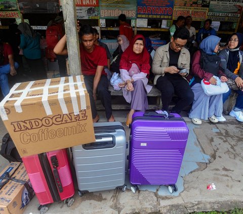 FOTO: H-8 Lebaran, Warga Ramai-Ramai Mudik Lebih Awal untuk Hindari Kemacetan dan Tiket Mahal