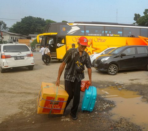 FOTO: H-8 Lebaran, Warga Ramai-Ramai Mudik Lebih Awal untuk Hindari Kemacetan dan Tiket Mahal