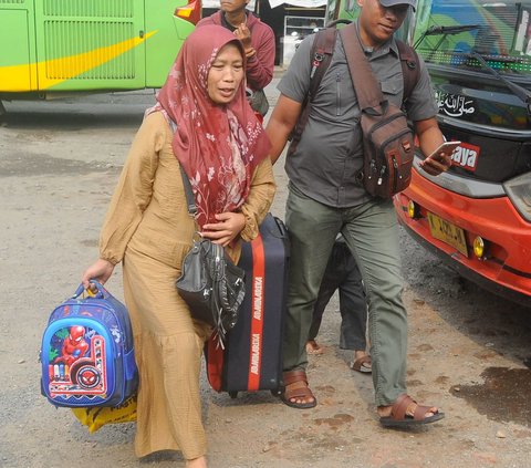 Pemudik membawa barang bawaannya saat hendak melakukan perjalanan dari Terminal Bayangan Pondok Pinang, Jakarta Selatan, Selasa (2/4/2024).