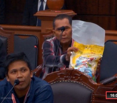 Saksi Ganjar-Mahfud Bawa Beras Bulog Berlogo Prabowo-Gibran ke Sidang MK, Ini Penampakannya