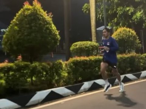 Funny Action of Princess Sambung Ibnu Jamil who is Enthusiastically Training Running in the Rain