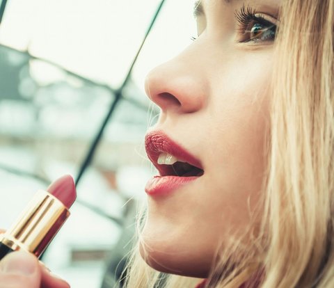 Cuma Punya Lipstik, Coba Rias Wajah dengan Tren Makeup Berpola