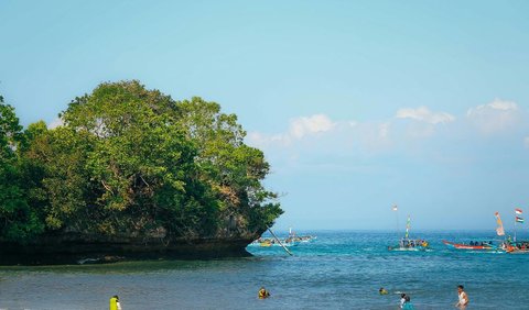 3. Pangandaran, Pesona Pantai dan Keindahan Laut<br>