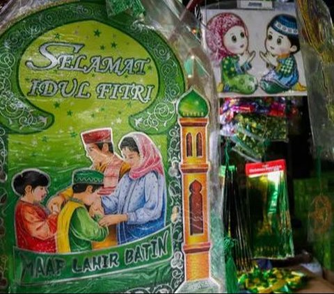 Pernak-pernik dan ornamen bernuansa Islami khas Hari Raya Idulfitri dipajang di salah satu toko di Pasar Asemka, Jakarta, Selasa (2/4/2024). Saat Ramadan dan menjelang Hari Raya Idulfitri, penjualan pernak-pernik bernuansa Islami  mengalami peningkatan sekitar 20-30 persen. Liputan6.com/Herman Zakharia