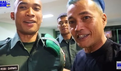 Tak lagi berseragam jersey Bandung saat menonton, Robi pun tampil gagah. Diungkapnya, suatu hal yang membahagiakan dapat menjadi bagian dari satuan TNI AD.