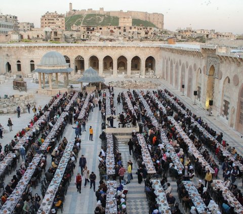 Acara buka puasa bersama berlangsung di Masjid Umayyah, Aleppo, Suriah, yang baru selesai direnovasi, pada Sabtu (31/3/2024). Lebih dari 1.200 orang menghadiri buka puasa bersama yang diadakan badan amal setempat. REUTERS/Firas Makdesi