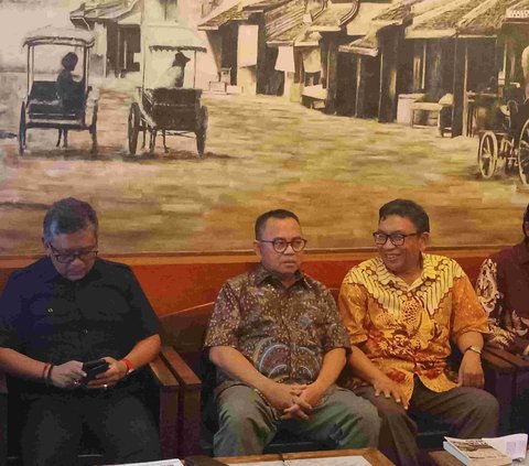 Sekjen PDIP Hasto Kristiyanto menilai ada kemiripan antara Soeharto dan Joko Widodo (Jokowi) dalam upaya mempertahankan kepemimpinan lewat Pemilihan Umum (Pemilu).
