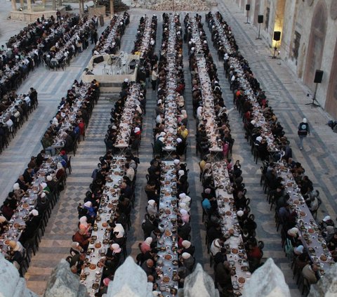 FOTO: Potret Ribuan Warga Suriah Berbuka Puasa di Tengah Keagungan Masjid Umayyah Aleppo