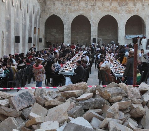 FOTO: Potret Ribuan Warga Suriah Berbuka Puasa di Tengah Keagungan Masjid Umayyah Aleppo