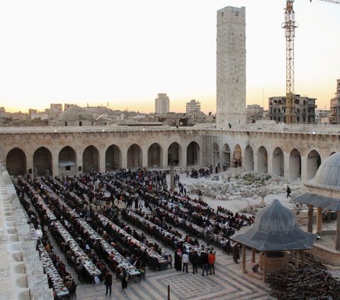 FOTO: Potret Ribuan Warga Suriah Berbuka Puasa di Tengah Keagungan Masjid Umayyah Aleppo