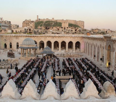 FOTO: Potret Ribuan Warga Suriah Berbuka Puasa di Tengah Keagungan Masjid Umayyah Aleppo
