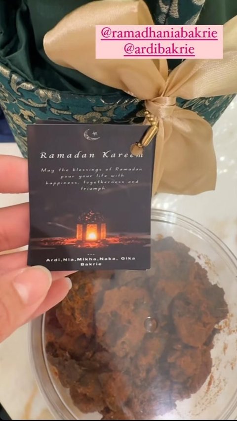 Nia Ramadhani memberikan hampers lebaran berupa rendang, unik banget!