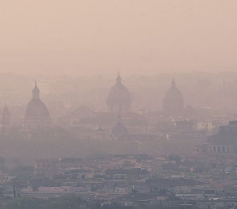 Pemandangan Kota Roma, Italia, terlihat diselimuti kabut asap akibat angin Sirocco dan polusi udara pada Senin (1/4/2024). Selain itu, pasir-pasir juga dilaporkan berjatuhan di Roma. Tiziana Fabi/AFP