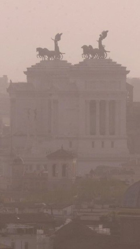 Pemandangan Kota Roma, Italia, terlihat diselimuti kabut asap akibat angin Sirocco dan polusi udara pada Senin (1/4/2024). Tiziana Fabi/AFP